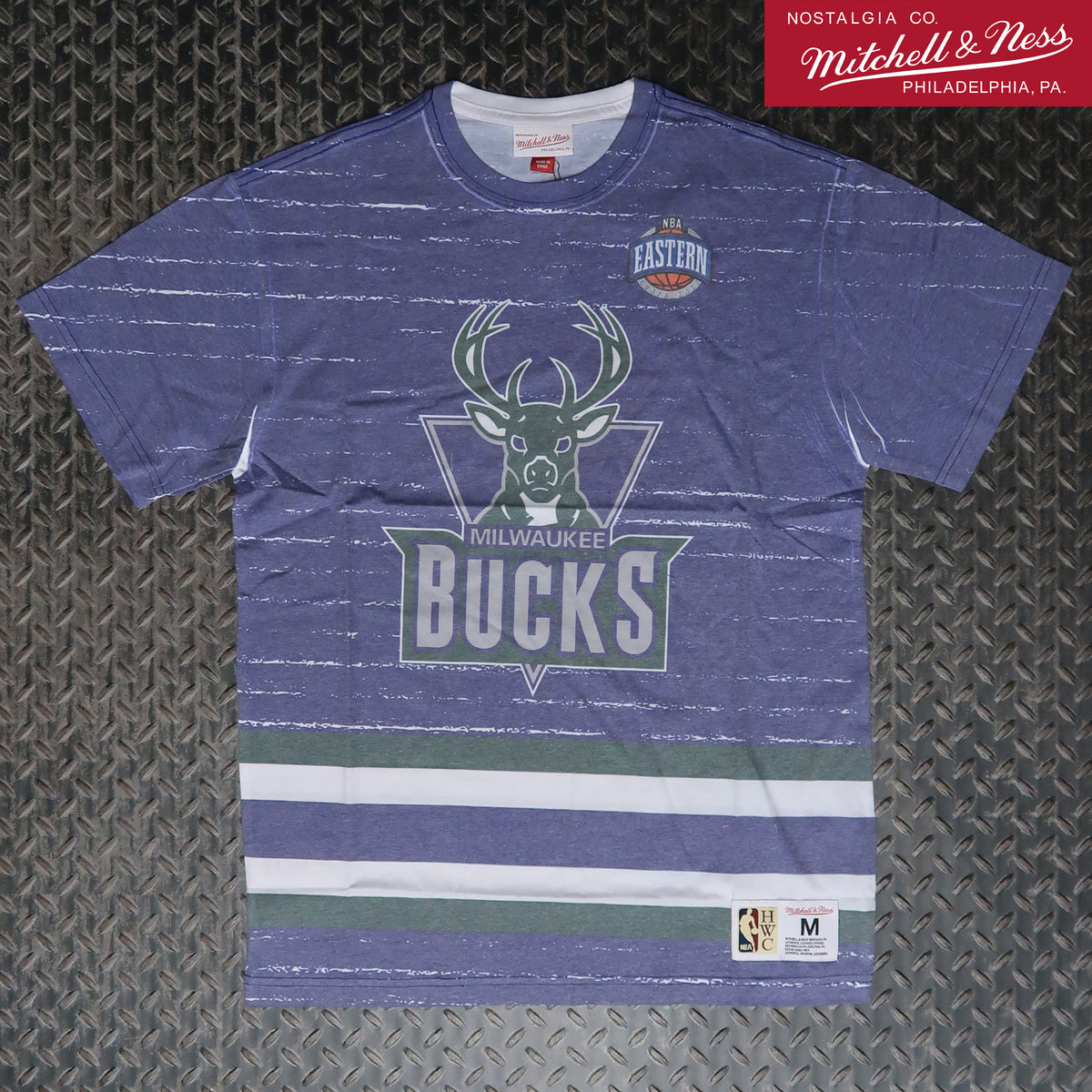 T-shirt Mitchell & Ness Milwaukee Bucks - Logo Grand Face Imprimé + Brodé - 100% Coton - Coupe Ajustée
